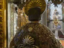 Imagem do Apóstolo Santiago que se abraça na catedral. Crédito: Arquidiocese de Santiago de Compostela