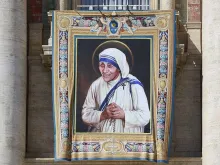 Imagem oficial da canonização de santa Teresa de Calcutá