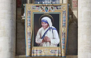 Imagem oficial da canonização de Santa Teresa de Calcutá 