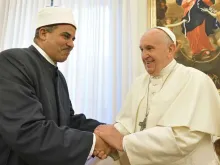 Um líder muçulmano e o Papa Francisco no encontro de hoje no Vaticano. Crédito: Vatican Media