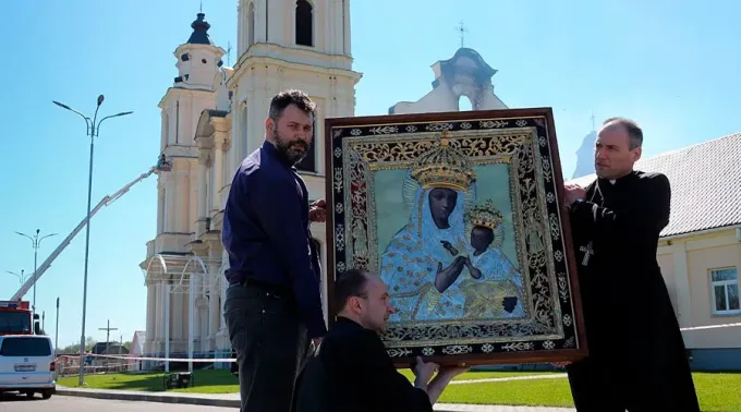 IncendioIconoVirgen_Catholicby_130521.jpg ?? 