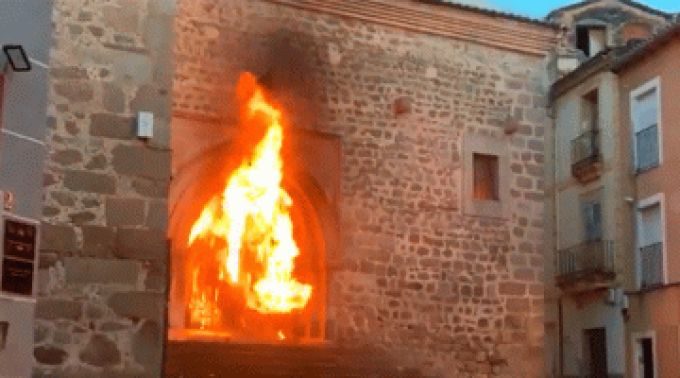 IncendioIglesiaEspana_020820.gif ?? 