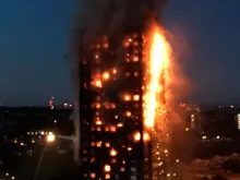 Incêndio consome edifício residencial em Londres  
