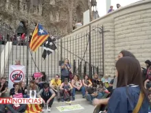 Um grupo de pessoas bloqueia um dos acessos à Basílica da sagrada Família. Crédito: Captura de vídeo (EWTN Noticias)