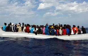 Imigrantes perto de Lampedusa (imagem referencial).