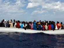 Imigrantes perto de Lampedusa (imagem referencial).