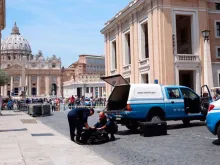 A polícia inspeciona uma bolsa a poucos metros do Vaticano.