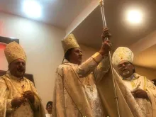 Dom Nathanael Nizar Semaan, novo arcebispo da arquieparquia de Hadiab-Erbil e o restante da região do Curdistão, elevando o báculo pastoral