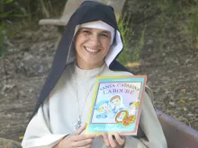 Irmã Helene Garcia dos Santos e o seu livro.