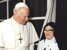 Irmã Lúcia com o papa São João Paulo II 