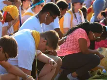 Jovens rezando na Jornada Mundial da Juventude (JMJ) Cracóvia 2016