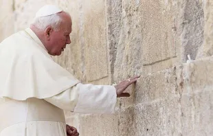 São João Paulo II rezando no Muro das Lamentações em Jerusalém 