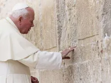 São João Paulo II rezando no Muro das Lamentações em Jerusalém 