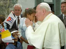 São João Paulo II cumprimenta uma menina em sua visita a Cuba, em 1998.
