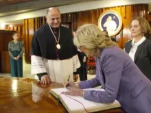 Jill Biden assina livro de visitantes ilustres na basílica de Guadalupe