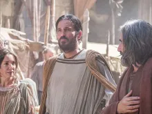 Jim Caviezel interpretando São Lucas em “Paulo, apóstolo de Cristo”