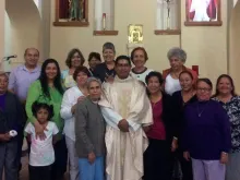 Pe. Joaquín Hernández com um grupo de fiéis.