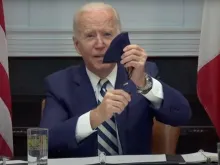 Joe Biden mostra seu terço enquanto fala sobre a sua visita à Virgem de Guadalupe durante um encontro com o presidente do México, Andrés Manuel López Obrador. Crédito: The White House.