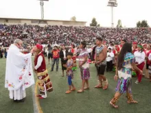 Dom José Gómez dá a comunhão na Missa no Weingart Stadium.