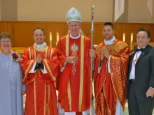 Da esquerda para a direita) Theresa Waltz, Pe. Justin Waltz, Dom Paul Zipfel, Pe. Joshua Waltz, Herb Waltz