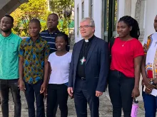 Marta (de vermelho) com o arcebispo de Braga, dom José Cordeiro, e outros jovens de Moçambique