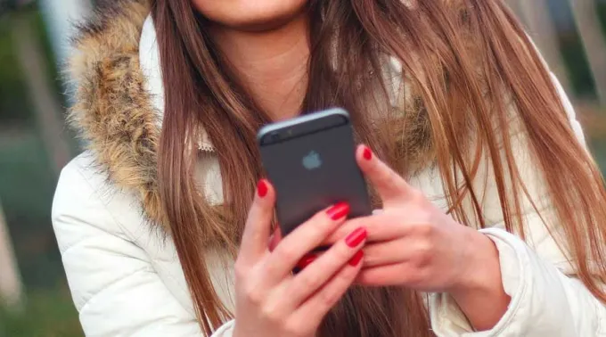 Joven-telefono-Pixabay-181018.jpg ?? 