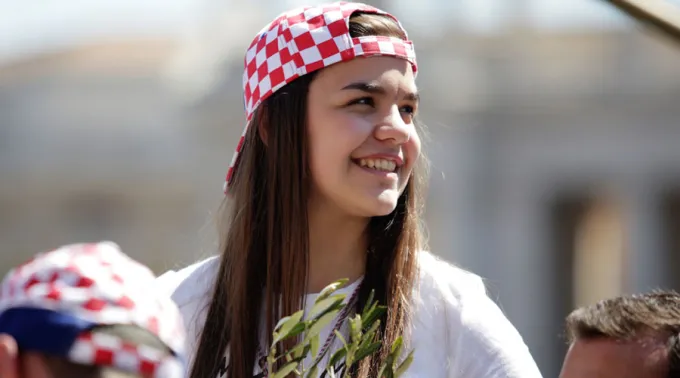 JovenPeregrinaPlazaSanPedroDomingoDeRamos_LuciaBallesterACIPrensa_09042017.jpg ?? 