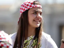 Jovem peregrina durante a celebração do Domingo de Ramos no Vaticano