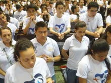 Jovens rezam na preparação para a JMJ Panamá 2019.