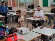 Jovens frequentam a escola profissionalizante no Líbano