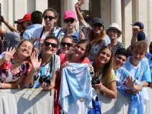 Grupo de jovens na Praça de São Pedro.