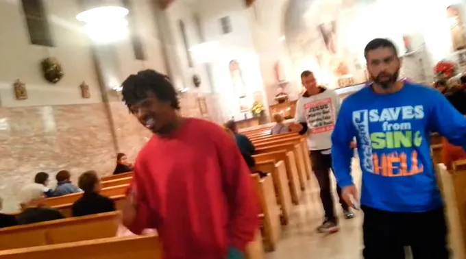 JovenesInterrumpenMisa_YoutubeKooshaLasVegasCapturaVideo_101215.jpg ?? 