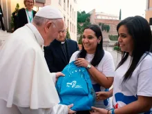 Jovens panamenhos do Comitê Organizador Local entregam mochila do peregrino ao Papa Francisco (23 de outubro de 2018