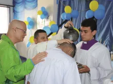 Jovem sendo Batizado no Degase.