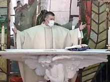 Pe. Juan José Cedeño celebrando a Missa. Crédito: Cortesia.