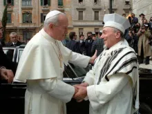 São João Paulo II durante a visita à Sinagoga de Roma em 1986.