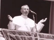 João Paulo I durante a oração do Ângelus no Vaticano