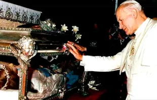 São João Paulo II diante dos restos mortais de santa Maria Goretti