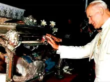 São João Paulo II diante dos restos mortais de Santa Maria Goretti. Crédito: Santuario Nettuno.it