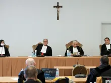 Sessão de julgamento do Cardeal Becciu 