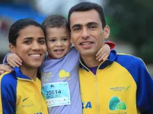 Juliana e Marílson dos Santos com o filho Miguel.
