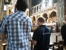 Dois jovens na Missa em Londres no dia 28 de julho