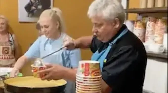 Krajewski_alimentos_Ucrania_delantal.jpg ?? 