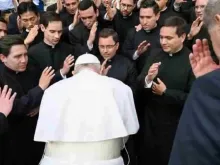 Novos padres abençoando o papa Francisco