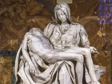 Pietà, escultura de Michelangelo na Basílica de São Pedro no Vaticano.