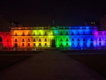 O Palácio do governo chileno com as cores LGBT 