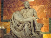 La Pietà, obra de Michelangelo exposta na Basílica de São Pedro em Roma.
