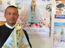 Padre Dirson Gonçalves com a imagem de Nossa Senhora do Rocio 