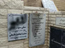 Lápides profanadas em Cemitério de Kfar Yassif (Os grafites blasfemos foram embaçados pelo Patriarcado Latino de Jerusalém por respeito) 