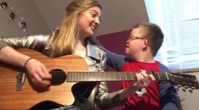 LeahKirwanCantandoASuHermanoNoah_CapturaFacebookLeahKirwanMusic_040917.jpg ?? 